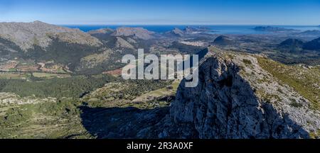 Gipfel der Cucuia de Fartaritx, Bucht von Alcudia im Hintergrund, Pollença, Mallorca, Balearen, Spanien. Stockfoto