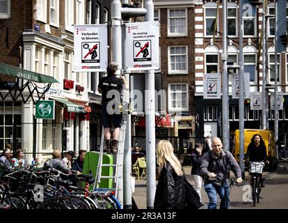 AMSTERDAM - ein Mitarbeiter der Gemeinde bringt am Nieuwmarkt ein Verbotsschild an. Ab dem 25. Mai ist es in der Altstadt von Amsterdam verboten, Gras zu rauchen. ANP RAMON VAN FLYMENAMSTERDAM - ein Verkehrsschild zum Rauchverbot auf dem Nieuwmarkt. Ab dem 25. Mai ist es in der Altstadt von Amsterdam verboten, Gras zu rauchen. ANP RAMON VAN FLYMEN niederlande raus - belgien raus Stockfoto