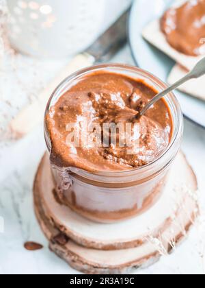 Glas mit hausgemachter Nutella, Haselnussschokoladenaufstrich (vegan, zuckerfrei) Stockfoto