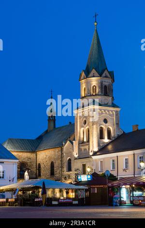 Iglesia y el Monasterio Franciscano, Neo-Romanico, Plaza del Mercado, Sanok, Voivodato de Subcarpacia, Polonia, Osteuropa. Stockfoto