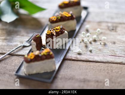 Vegane Earl Gray Schokoriegel mit weißer Schokolade und dunkler bitterer Ganache Stockfoto