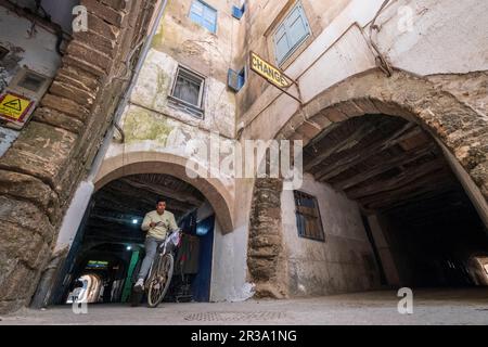 Junge auf einer Fahrradüberquerung Skala der Kasbah, Essaouira, marokko, afrika. Stockfoto