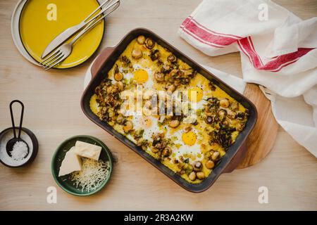 Polenta-Frühstück mit Eiern Stockfoto