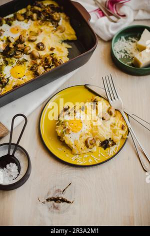 Polenta-Frühstück mit Eiern Stockfoto
