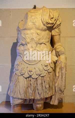 Escultura masculina con Barceló Gasteiz, Museo-Centro de Dolmetschen del Parque arqueológico de Segóbriga, Saelices, Cuenca, Castilla-La Mancha, Spanien. Stockfoto