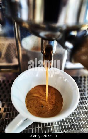 Kaffee aus einer Espressomaschine Stockfoto