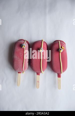 Drei rote Eisstäbchen Stockfoto