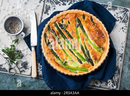 Grüner Spargel-quiche Stockfoto