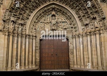 Portada Labrada, Iglesia de Santa Maria, Siglo XIII, Olite, Comunidad foral de Navarra, Spanien. Stockfoto