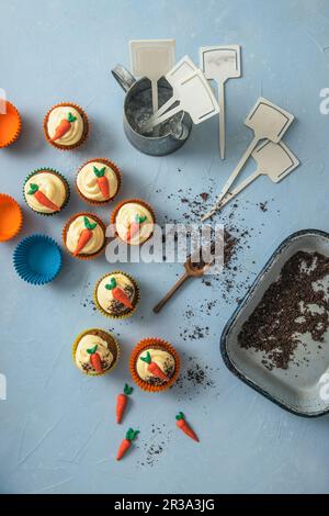 Karotten-Cupcakes mit Orangencreme-Käseeis und zerkleinerten Keksen Stockfoto