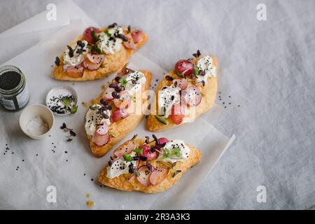 Sandwiches mit Frischkäse und geröstetem Rettich Stockfoto