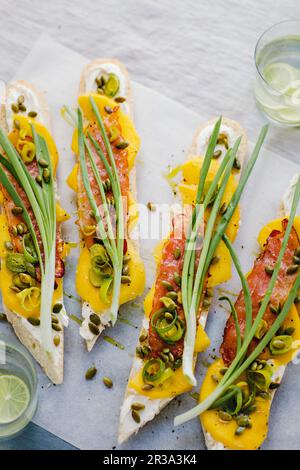 Baguette-Sandwich mit Schinken, Mango, Springonion Stockfoto