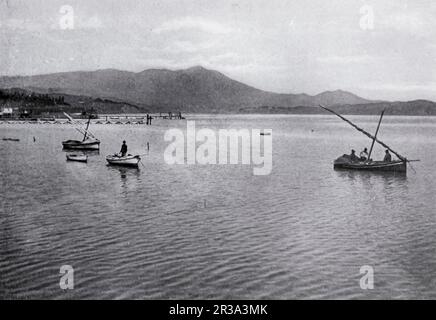 Der Blick über die Bucht von San Francisco zum Mt. Schwarzweißes historisches Foto von Clifton Johnson von Tamalpais aus dem Buch Highways and Byways of the Pacific Coast dieser Band enthält Kapitel über charakteristische, malerische und historisch attraktive Regionen in den Bundesstaaten Kalifornien, Oregon, Washington, Idaho, Nevada, Und Arizona und ein Kapitel über den Yosemite-Nationalpark. Veröffentlichungsdatum 1913 Publisher New York, The Macmillan Company; Stockfoto