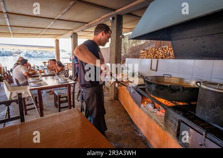 Bullit de Peix, cocinado al Fuego de de Aurosa, Restaurante El Bigotes, Cala Mastella, Sant Carles, Municipio Santa Eulària des Riu, Ibiza, Balearen, Spanien. Stockfoto