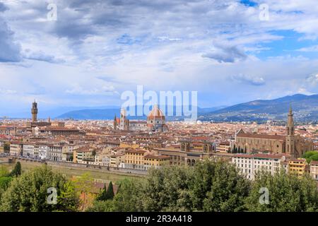 Skyline von Florenz: In der Ferne die Kuppel der Kathedrale Santa Maria del Fiore, die die Stadt dominiert. Stockfoto