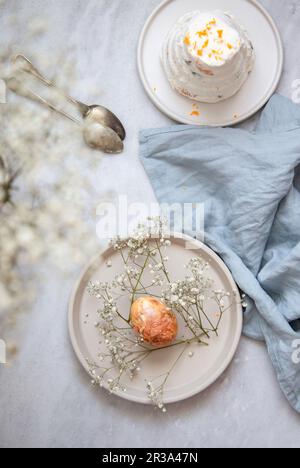 Traditioneller russischer und ukrainischer Quark-Osterkuchen mit kandierten und Ostereiern, natürlich gefärbt mit Zwiebelfellen, Blumen und Kräutern Stockfoto