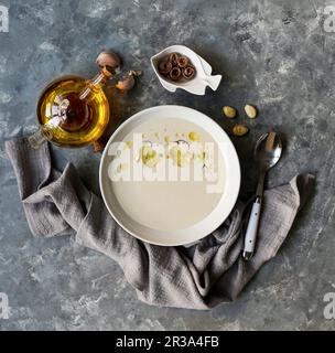 Ajo Blanco, typisch spanische kalte Suppe, aus Mandeln und Knoblauch mit Olivenöl und Brot Stockfoto