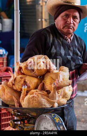 pollos al Peso, Mercado, Santa Cruz del Quiché, Guatemala, Zentralamerika. Stockfoto