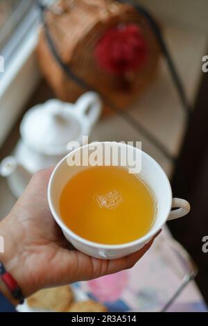 Eine Tasse Tee in den Händen Stockfoto