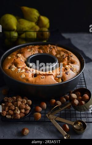 Kuchen mit ganzen Birnen in einem Backblech Stockfoto