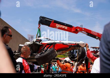 Indianapolis, Usa. 22. Mai 2023. Fahrer Katherine Legges Auto wird nach einem Unfall in Runde 1 während des Trainings für den Indy 500 auf dem Indianapolis Motor Speedway in Indianapolis, Indiana, in ihre Garage gebracht. (Foto: Jeremy Hogan/SOPA Images/Sipa USA) Guthaben: SIPA USA/Alamy Live News Stockfoto