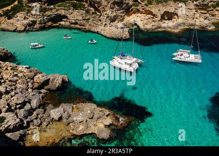 Yates fondeados, Cala Marmols, Ses Salines, Mallorca, Balearen, Spanien, Europa. Stockfoto