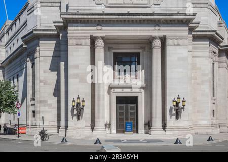 Vordereingang der Freemasons Hall mit klassischem Art déco-Architekturstil in London, England Stockfoto