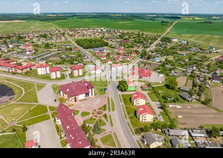 Panoramablick aus der Vogelperspektive auf eine kleine städtische Siedlung mit roten Dächern Stockfoto