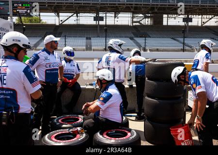 Indianapolis, Usa. 22. Mai 2023. Crew-Mitglieder des Chip Ganassi Rennfahrers Álex Palou (10) aus Spanien üben für den Indy 500 auf dem Indianapolis Motor Speedway in Indianapolis. (Foto: Jeremy Hogan/SOPA Images/Sipa USA) Guthaben: SIPA USA/Alamy Live News Stockfoto