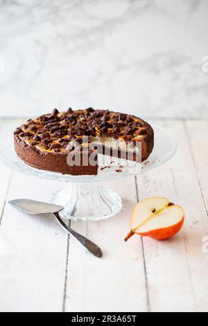 Schokoladenkrümelkuchen aus Dinkelmehl und Birnen (vegan) Stockfoto