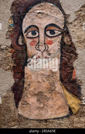 Ruesta pantocrator, Wandgemälde der Ruesta aus dem 12. Jahrhundert, zerrissenes Fresko und Transfer auf Leinwand, stammen aus der Kirche San juan bautista in Ruesta, Diözesanmuseum von Jaca, Huesca, Spanien. Stockfoto