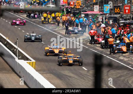 Indianapolis, Usa. 22. Mai 2023. Chip Ganassi Racing Fahrer Tony Kanaan (66) aus Brasilien führt eine Gruppe von Fahrern an, die während des Trainings für den Indy 500 auf dem Indianapolis Motor Speedway in Indianapolis von der Boxenreihe in Richtung Turn One brüllen. Kredit: SOPA Images Limited/Alamy Live News Stockfoto