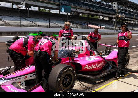 Indianapolis, Usa. 22. Mai 2023. Die Crew des Fahrers Kyle Kirkwood (27) der Vereinigten Staaten trainiert für den Indy 500 auf dem Indianapolis Motor Speedway in Indianapolis. Kredit: SOPA Images Limited/Alamy Live News Stockfoto