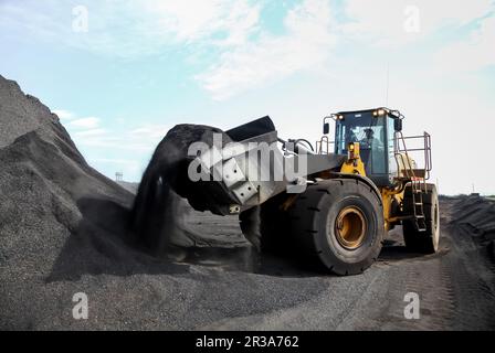 Radlader zum Schaufeln von Manganerz zur Verarbeitung Stockfoto