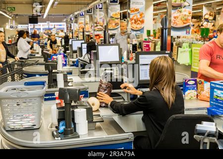 Kassierer und Kunden im Pick 'n Pay Supermarkt während des Virenausbruchs Stockfoto