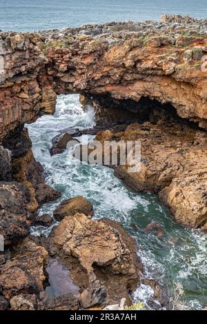 Höhle Boca do Inferno - Höllenschlund - Klippen und Torbogen, die durch stürzende Wellen in der Nähe von Cascais, Portugal, entstanden sind Stockfoto