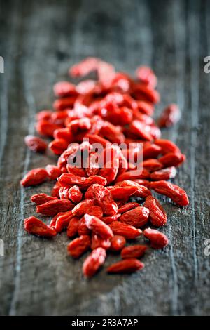 Goji-Beeren auf einem hölzernen Hintergrund Stockfoto