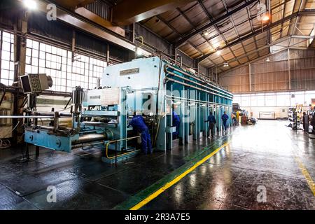 Weitwinkelansicht einer großen Maschine in einer Förderbandfabrik Stockfoto