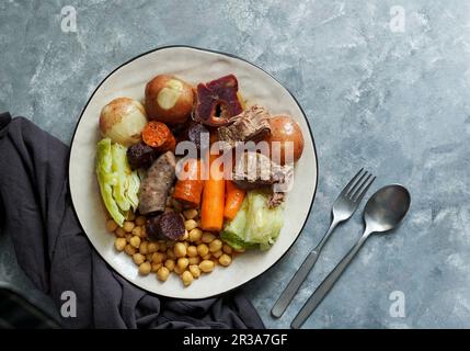 Cocido, traditioneller Eintopf auf Kichererbsenbasis aus Madrid Stockfoto