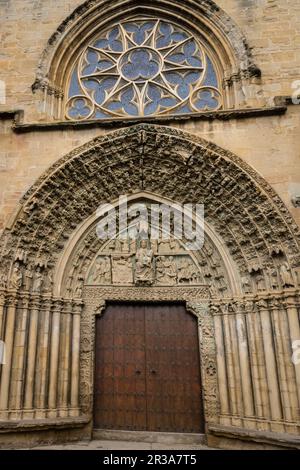 Portada Labrada, Iglesia de Santa Maria, Siglo XIII, Olite, Comunidad foral de Navarra, Spanien. Stockfoto