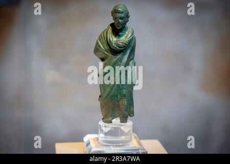 Hombre con Toga, estatuilla de Bronce, Periodo romano Republicano, Años 127 - 27 a.C. , Museu Municipal de Ciutadella,. Bastió de Sa Font, Ciutadella, Menorca, Balearen, Spanien. Stockfoto