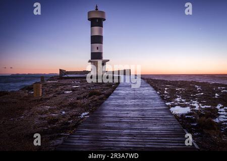 Starke Wellen auf dem Leuchtturm Puntassa in Colònia de Sant Jordi, ses Salines, Mallorca, Balearen, Spanien. Stockfoto