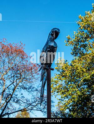 Papageienskulptur am Eingang zum Union Square, Unionplatz, Moabit-Mitte, Berlin, Deutschland Stockfoto