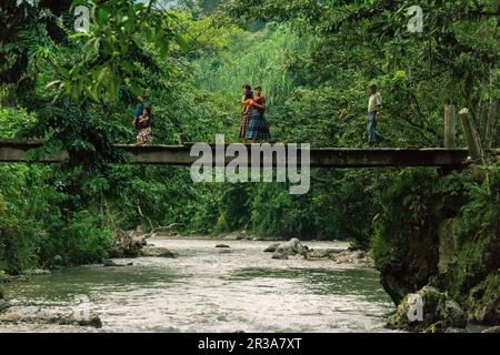 Puente Sobre el Rio Satan, La Taña, Zona Reyna, Departamento de Uspantan, Guatemala, Mittelamerika. Stockfoto