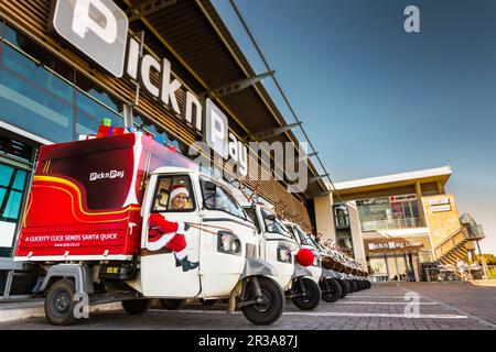 Kleine TukTuk-Supermarkt-Lieferwagen stehen in einem Supermarkt Stockfoto