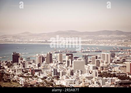 Erhöhten Blick auf Hafen von Kapstadt Port und Central Business District Stockfoto