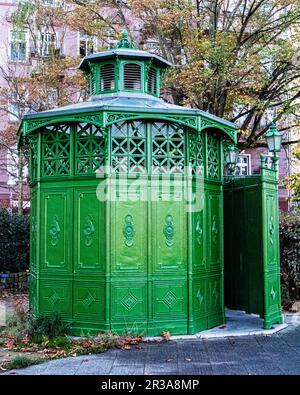 Café Achteck, historisches altes Urinal in der Oldenburger Straße, Moabit-Mitte, Berlin, Deutschland. Toilette, Toilette, Toilette Stockfoto