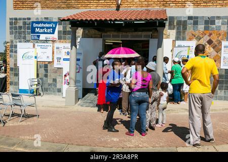 Kunden warten in der Schlange am Eingang zum örtlichen Pick n Pay Supermarkt Stockfoto