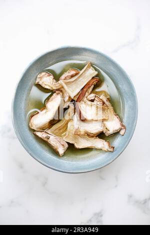 Getrocknete Schweinefilze in einer Schüssel Wasser Stockfoto