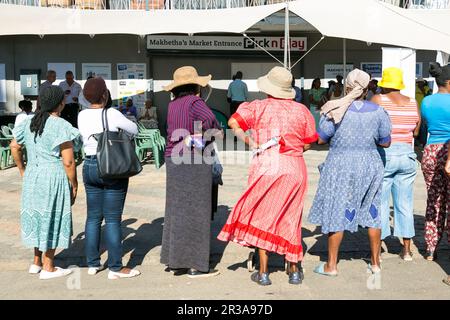 Kunden warten in der Schlange am Eingang zum örtlichen Pick n Pay Supermarkt Stockfoto